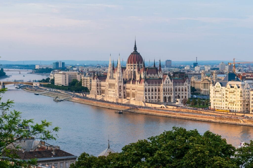 Façade du Parlement hongrois au bord du Danube